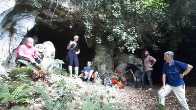 Diego Garate arkeologoarekin miaketak egiten featured image