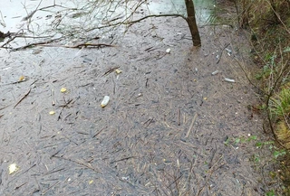 Ibai Eder urtegira zientoka plastiko jaurtitzen dira